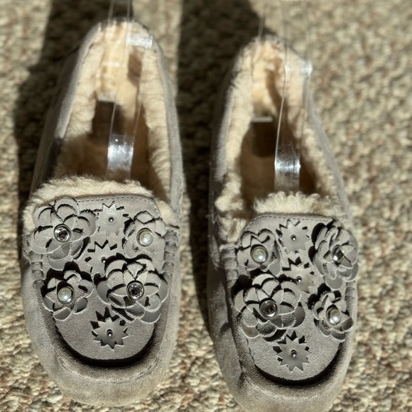 UGG Ansley Petal Top Women's Floral Embellished Moccasins Size 9 - Picture 1 of 9